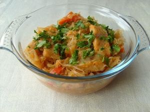 Рыба с тушеной квашеной капустой по-венгерски