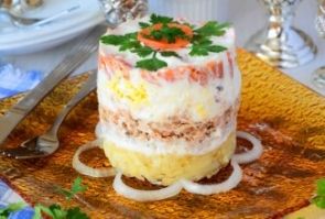 Салат с консервированной горбушей и овощами